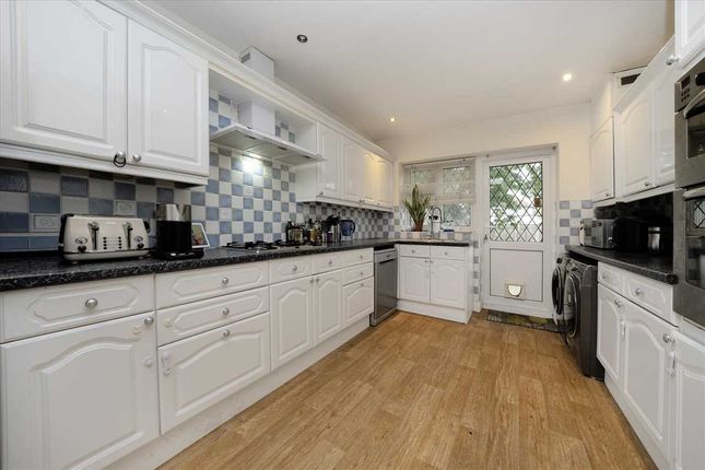 16, Manor Park Gardens, Edgware photo 2