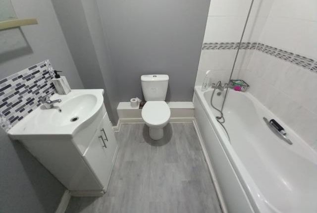 Room 2, 108, Scholars Walk, Slough photo 4