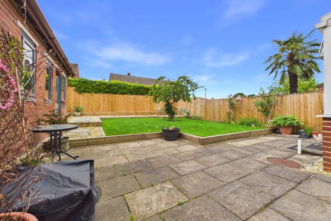 6, Pinders Green Drive, Leeds photo 3