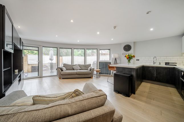 Flat 15, Oaks View, Court Lane, Epsom photo 2