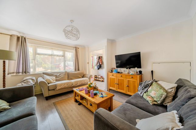28, Busdens Way, Surrey photo 2