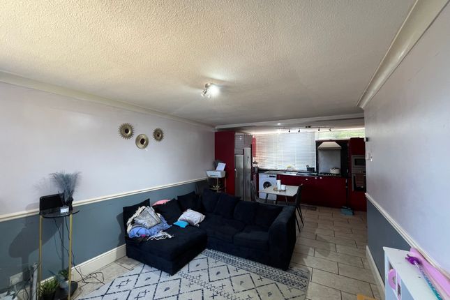 32, COVENTRY photo 2