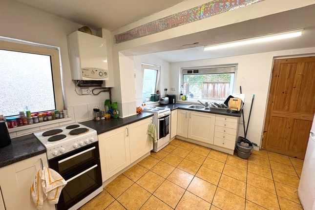 21 Gwydr Crescent, Swansea photo 4