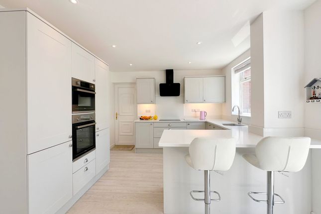 14 Lindisfarne Drive, Stockport photo 2