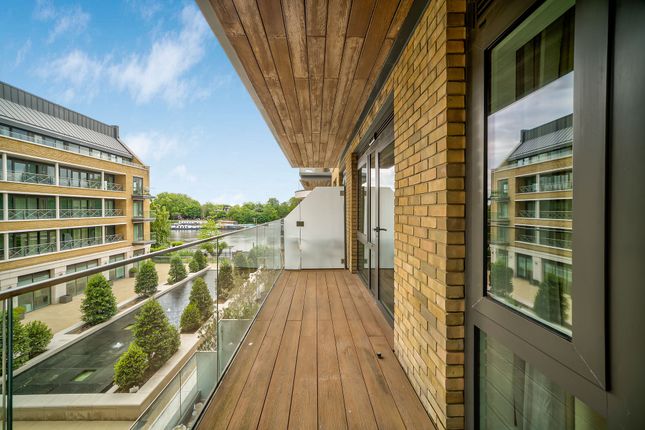 Apt 90, Quayside House, Brentford photo 4