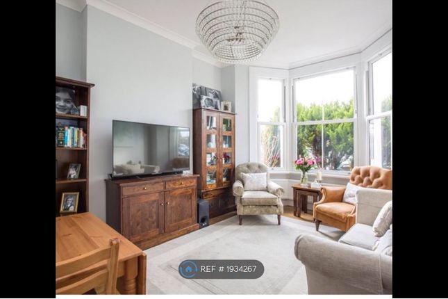 Flat to rent in Buckingham Road, London