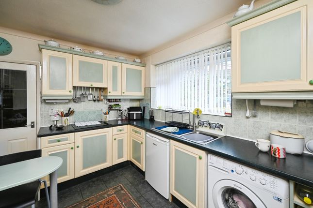 14, Newport Crescent, Mansfield photo 2