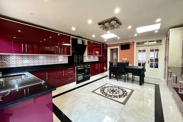 58 Hadley Gardens, SOUTHALL photo 3