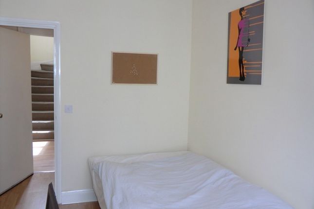 Room to rent in Craven Road, London