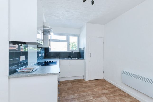39, Victoria Road, Ferndown photo 3