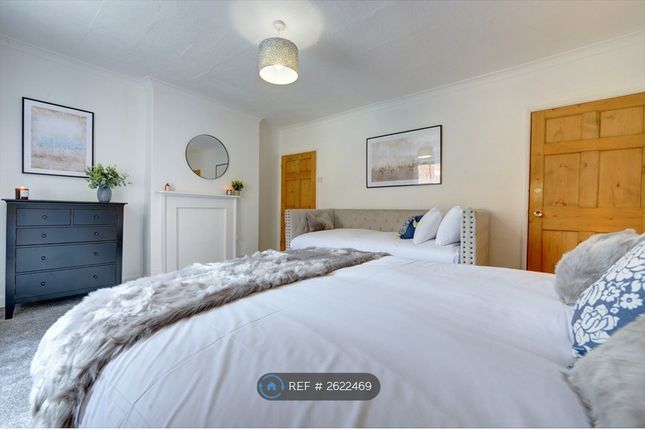 Bedroom 3 (King &amp; Single)