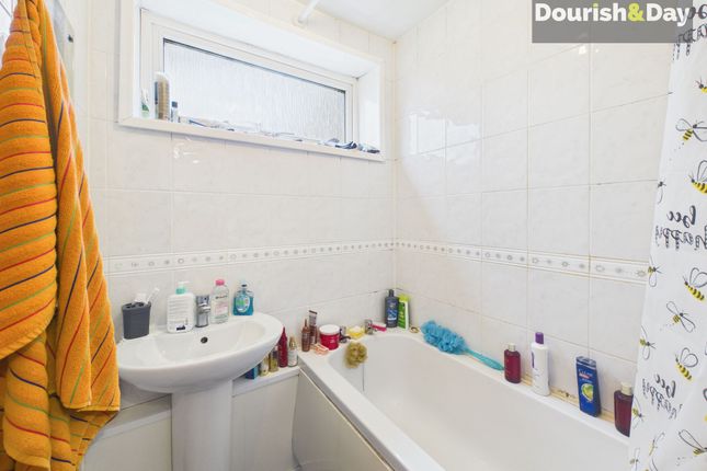 1 Milton Grove, Stafford photo 3