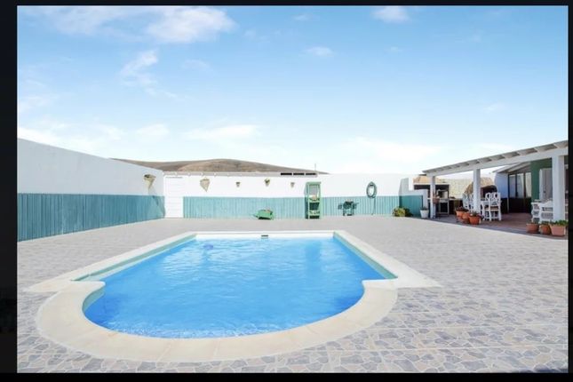 Villa for sale in Guisguey, 35612, Spain