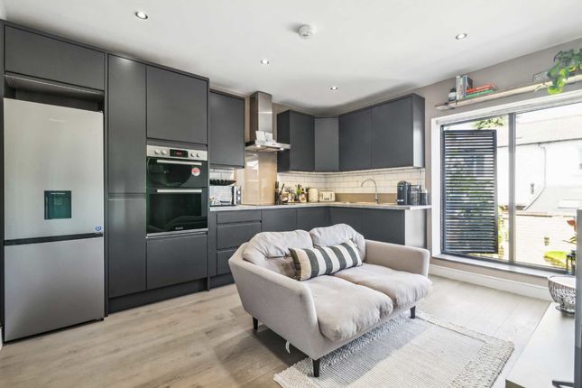 Thumbnail Flat for sale in Firs Close, London