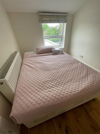 Flat to rent in Catford Hill, London