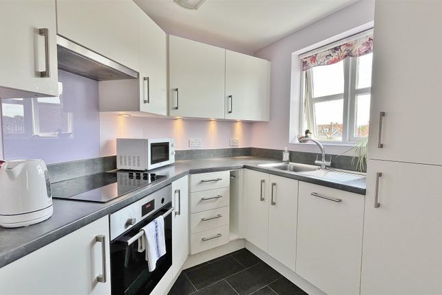 Flat 31, Hammond Court, Connaught Avenue, Frinton-on-Sea photo 3