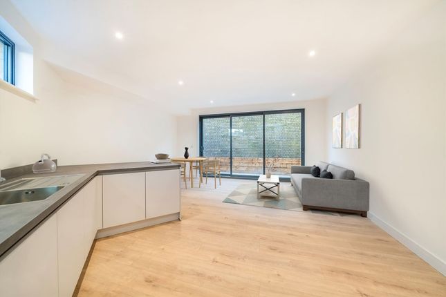 3-bed flat on Flat 1  Lilium House 1a, Acacia Road, Streatham, £450,000