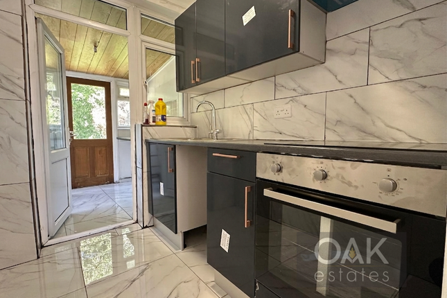 13 Arnold Avenue West, Enfield photo 3