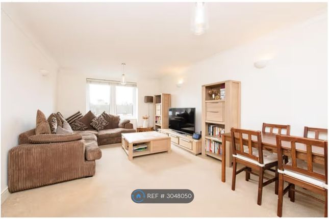 Flat, Avenue Elmers, Surbiton photo 5