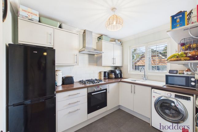 38, Twynersh Avenue, Chertsey photo 2
