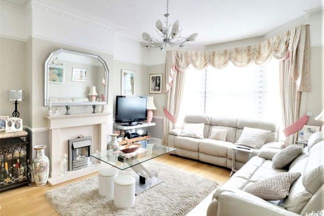 39, Friern Park, North Finchley photo 3