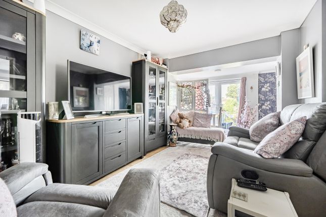 Basement Flat, 110, Galsworthy Drive, Reading photo 2