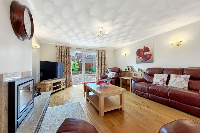 32 Ty Llwyd Parc, Treharris photo 4