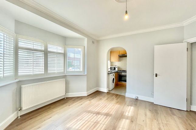 Flat to rent in North End Road, Garden Suburb, London