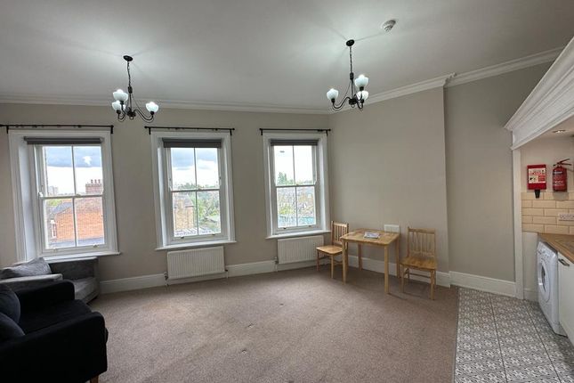 Flat 2, The Salisbury Hotel Grand Parade, London photo 2