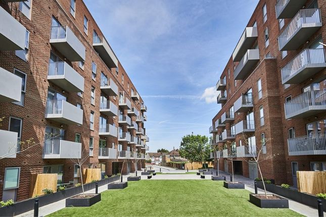 Thumbnail Flat for sale in Petersfield Avenue, Slough