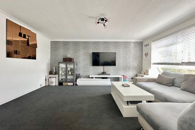 37 Holdbrook Way, Romford photo 2