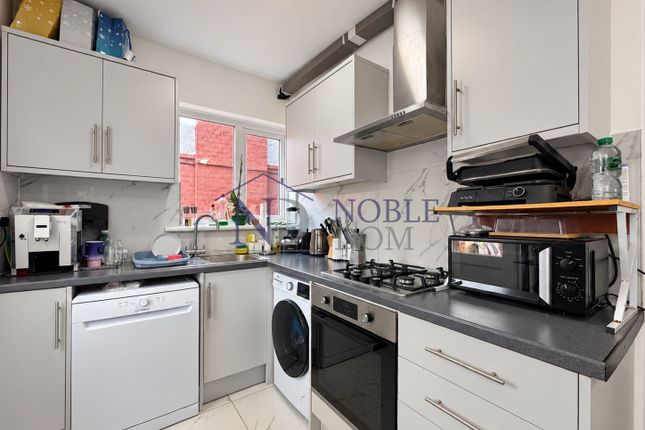 133 Heath Road, Hounslow photo 2