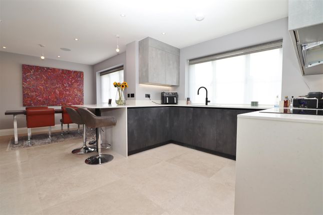 10, Bridle Close, Borehamwood photo 3