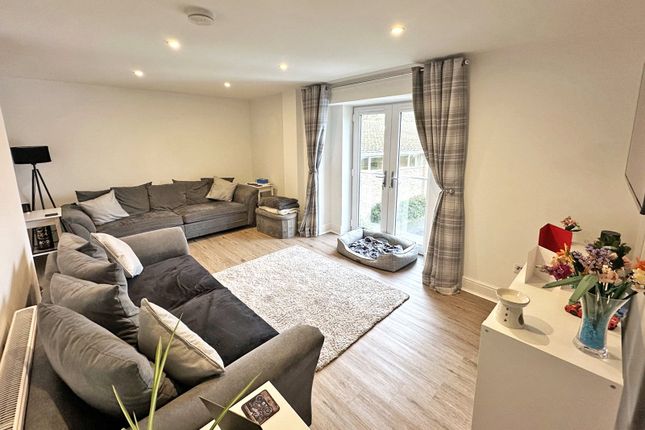 Flat 2, Hatch House,, Station Road, Lymington photo 3