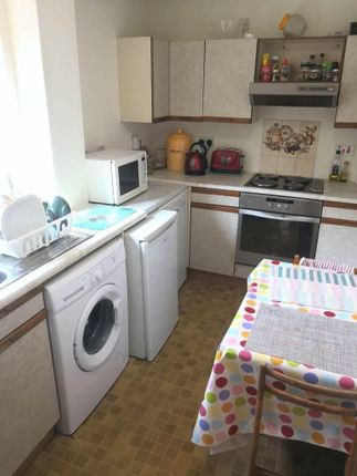 3 Bedroom Flat To Let, Leyden Court, West End photo 3