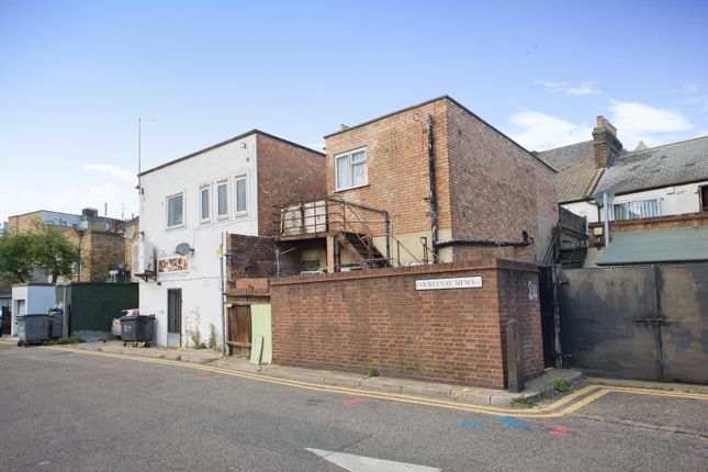 Thumbnail Flat for sale in Courtenay Mews, London