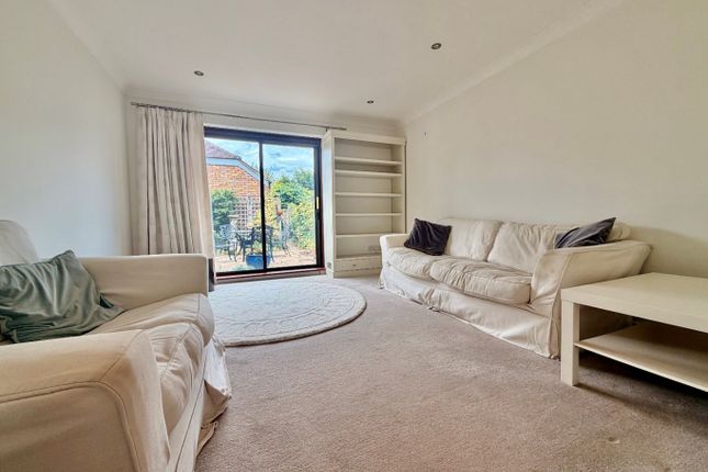 16 Mitre Close, Shepperton, Surrey photo 4