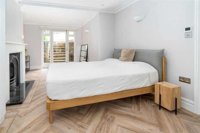 Flat for sale in Richmond Avenue, London