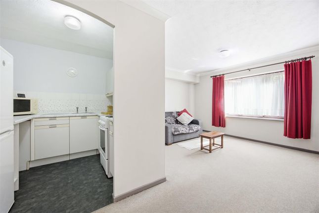 48, Turnpike Lane, Hillingdon photo 4