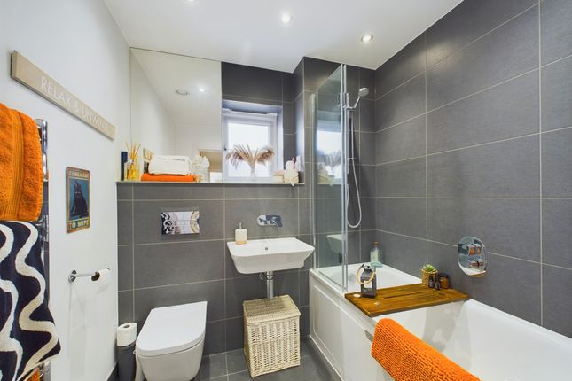 Flat for sale in Thistle Walk, High Wycombe, Buckinghamshire