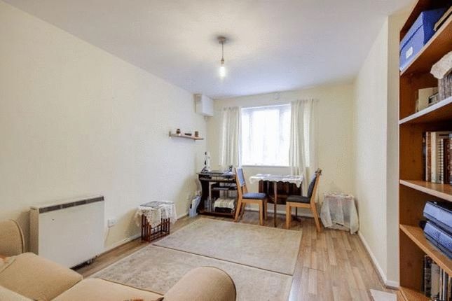 228, Magpie Close, Enfield photo 2