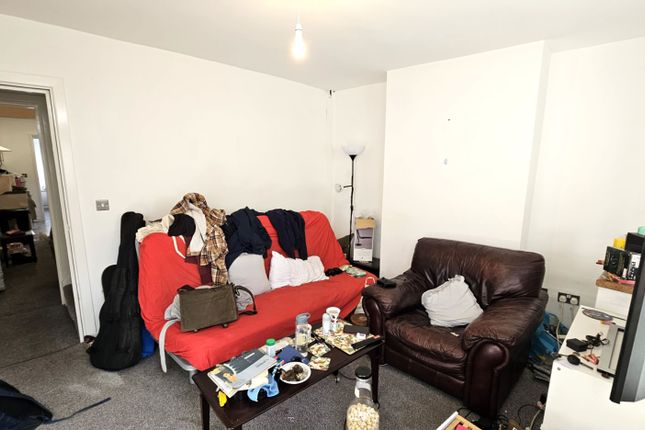 8, Hazel Grove, Nottinghamshire photo 3