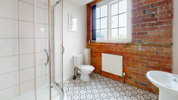 Flat-1-52-Braunstone-Gate-Bathroom