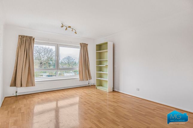 Maisonette to rent in Wellington Place, Great North Road, East Finchley, London