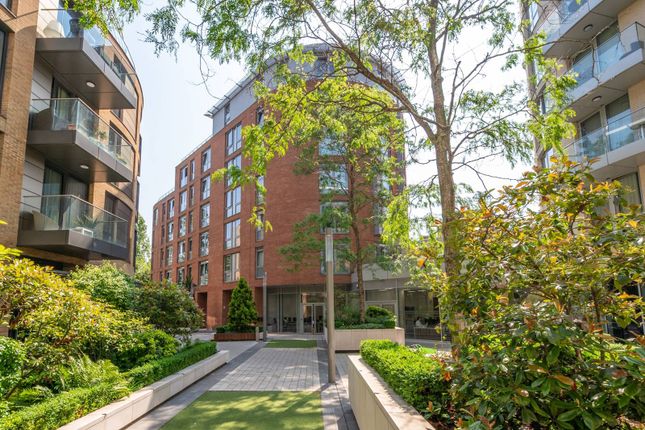 Thumbnail Flat to rent in Plaza Gardens, East Putney, London