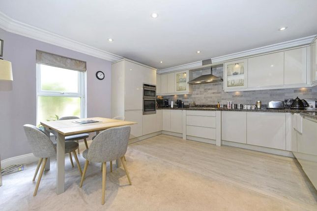 36,, Franklin Court, Godalming photo 4