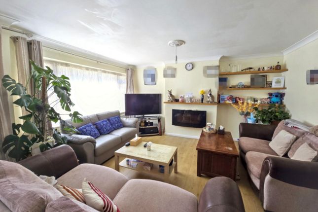 39, Wren Way, Farnborough photo 2