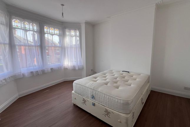 Flat to rent in West Road, Westcliff-On-Sea