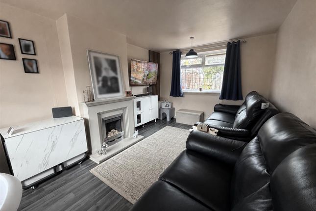 19, Mountbatten Avenue, Dukinfield photo 2