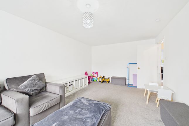 15 McCourt Gardens, Bellshill photo 3